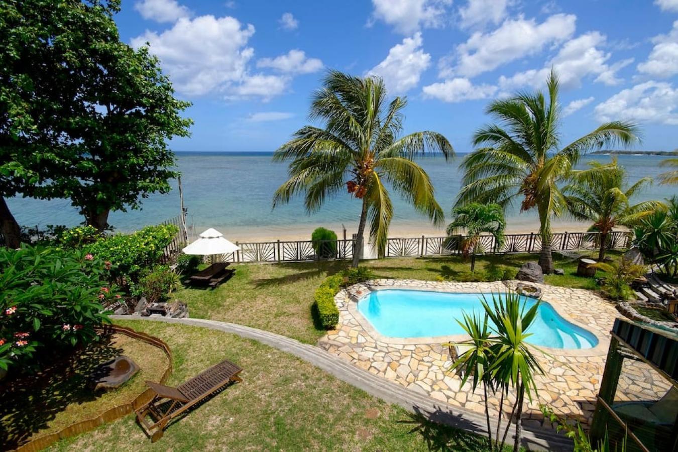 Belle villa “ le mauridul“ en bord de mer, pied dans l’eau avec piscine.