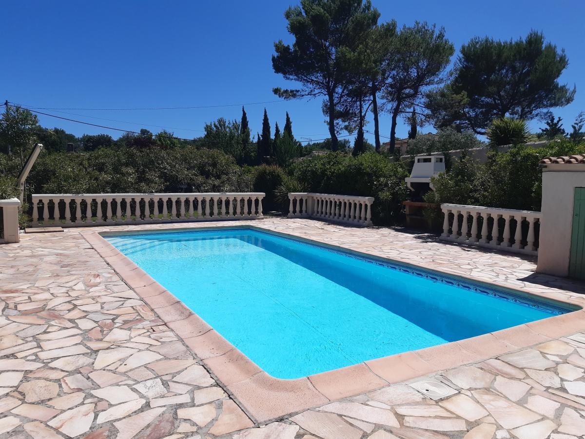 Maisonnette au cœur de la provence verte avec piscine