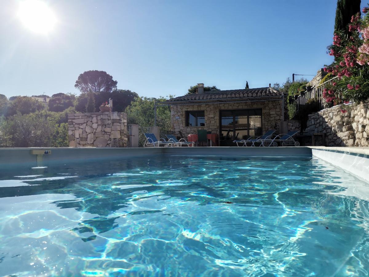 Villa climatisée avec piscine et vue panoramique. 
