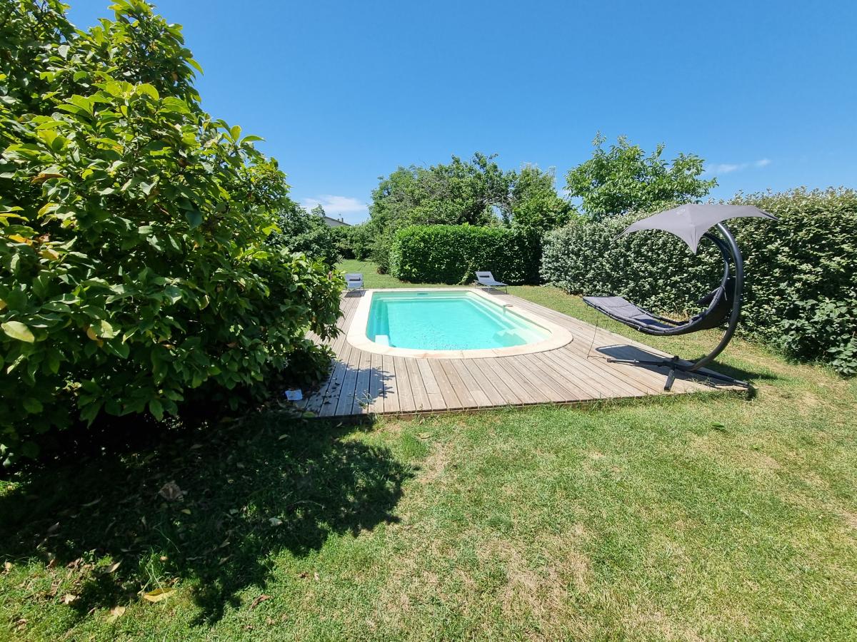 Havre de paix villa avec piscine et jardin privatif clôturé.