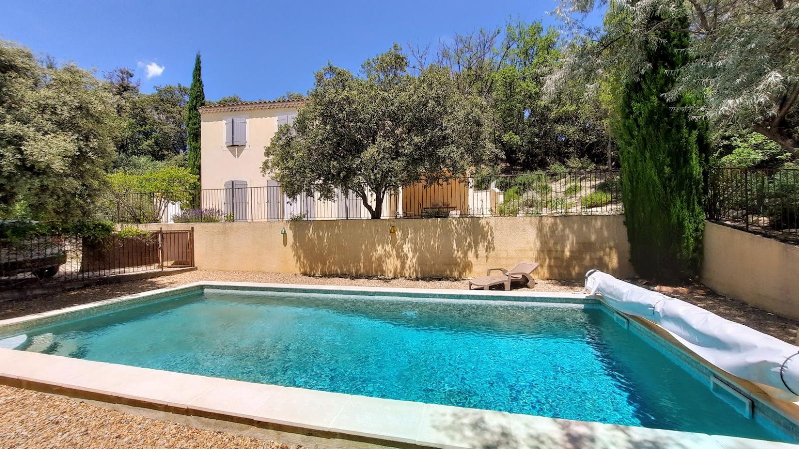 Luberon, maison de vacances avec piscine privée, face au colorado provençal