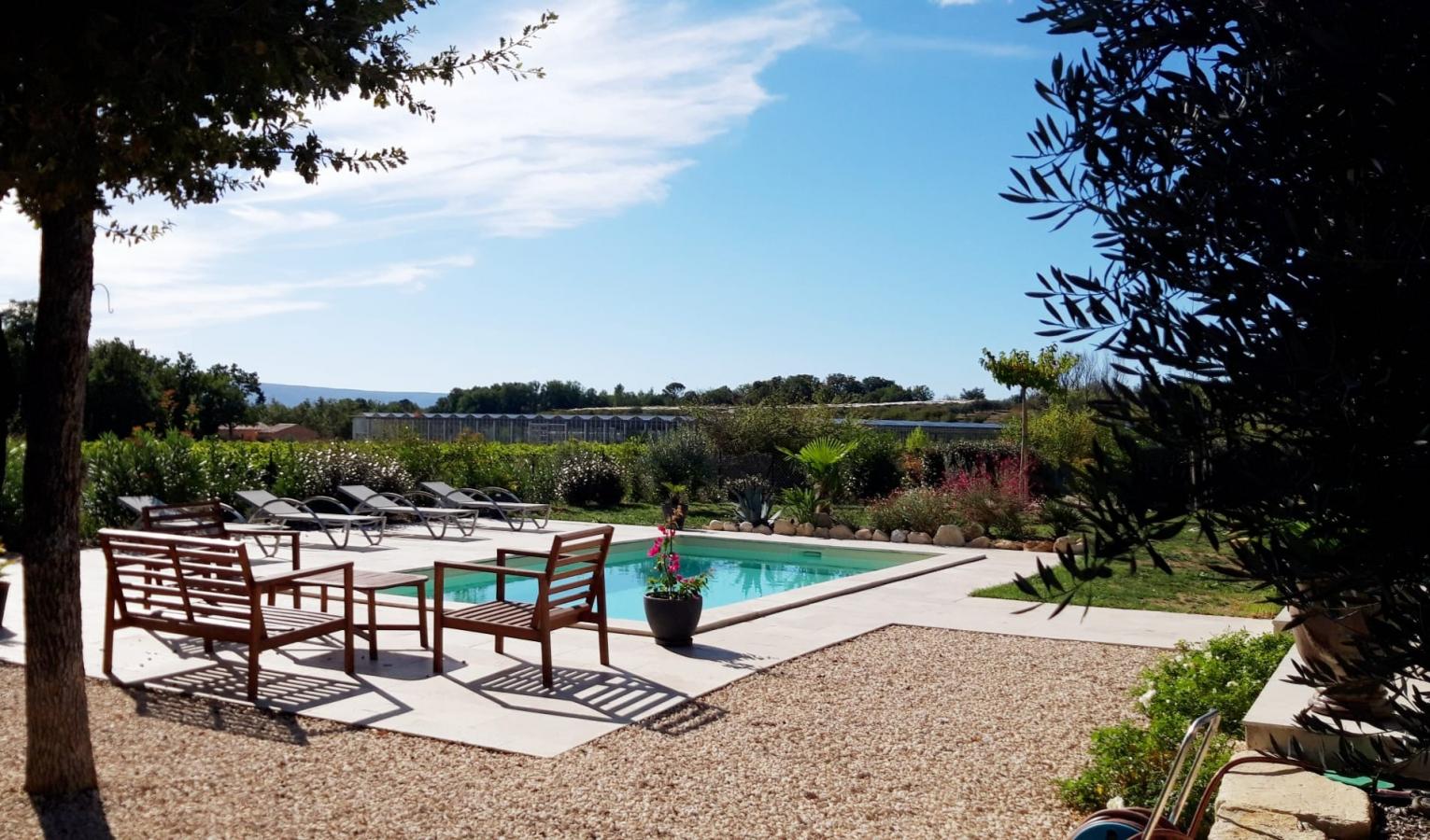Villa contemporaine 6 personnes avec piscine chauffee privee au vert et au calme proche gordes - luberon - provence